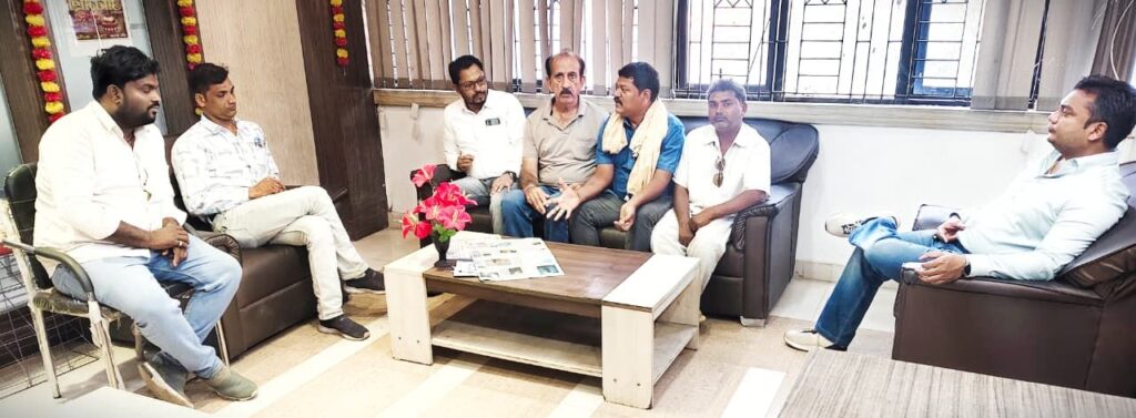 25 अप्रैल को होने वाले एतिहासिक पत्रकार सम्मेलन व सम्मान समारोह को सफल बनाने कार्य समिति की बैठक व्यापार विहार गुरु कृपा टावर स्थित अवि बिल्डकॉन कार्यालय में संपन्न
