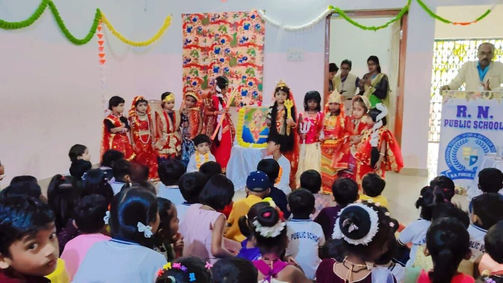 नवरात्रि के पावन पर्व में दुर्गा माता के नव रुपों के पूजन का महत्व है, और माता के पूजन परम्परा को बताने और समझाने के लिए आर .एन.पब्लिक स्कूल देवरी बिलासपुर में नवरात्रि उत्सव का आयोजन किया गया&nbsp; ।